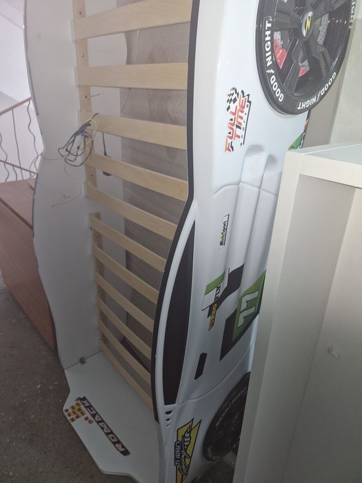 Детская кровать машина