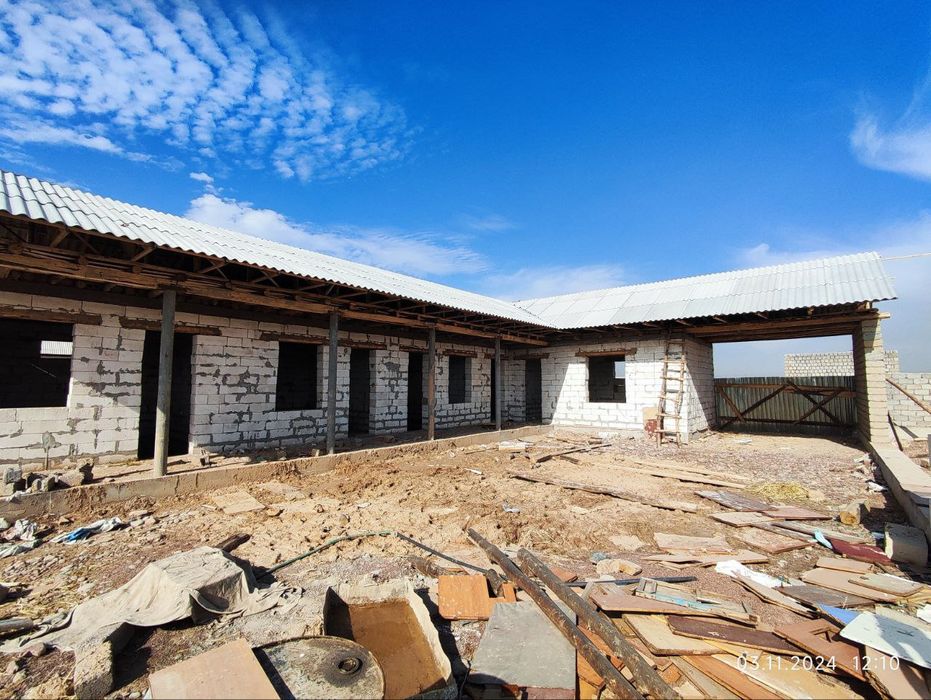 Срочна  Янги  ДСК да  5 хонали янги қурилган  уй сотилади