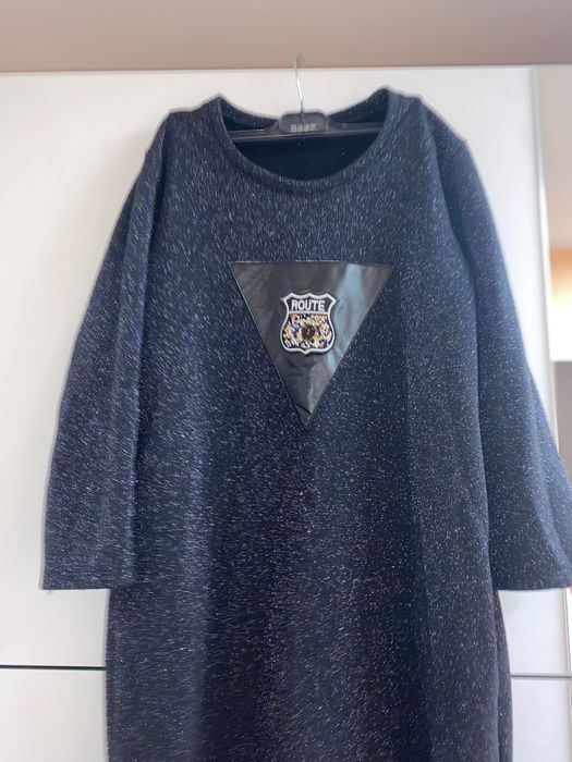 Рокля тъмно син цвят с много блясък