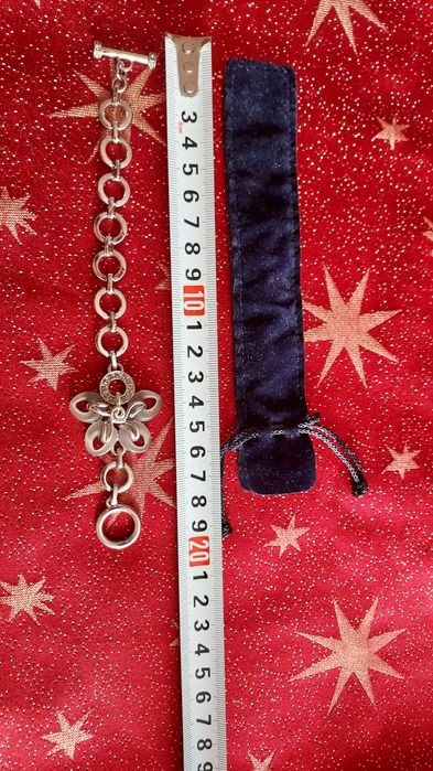 Гривна с камъчета на сваровски.