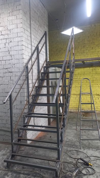 Антрисолные (нависающии) этаж