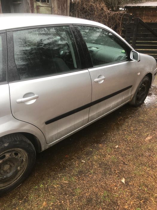 Vand doua volkswagen polo motor 1.9 TDI 1650 de euro este pretul total pentru ambele cel alabastru este 700 de euro si cel gri 950 de euro