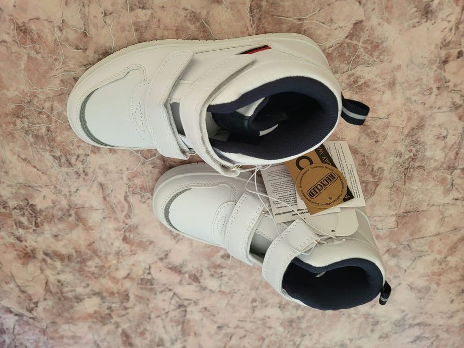 Продам белые удлиненные кеды новые