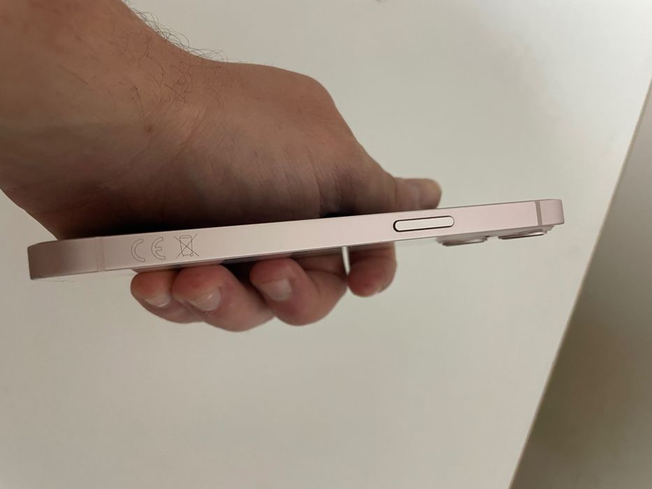 iPhone 13 roz în stare foarte bună