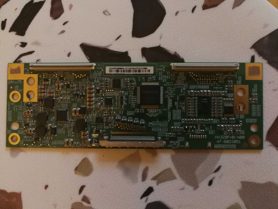 Продавам резервни части от телевизор Philips 32PFS6402/12