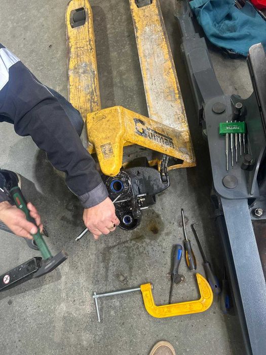 Service și reparații pentru transpalete manuale