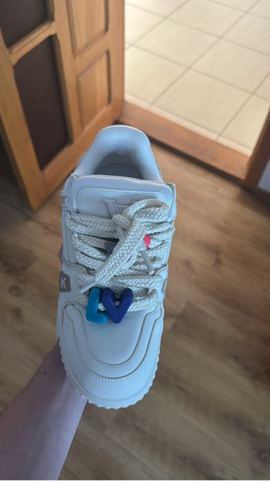 Adidasi lv maxi noi