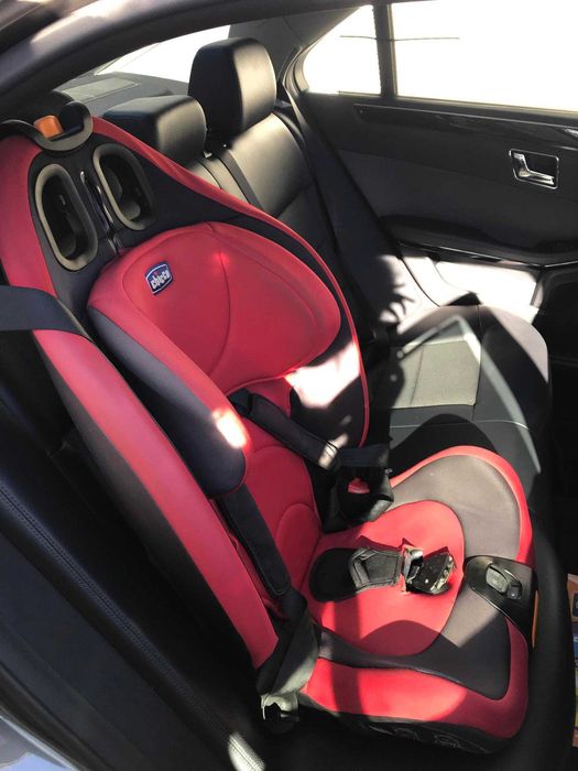 Продавам столче за кола Chicco + подарък седалка