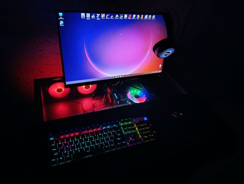 igravoy kompyuter 
kalyoniy oynali stolga terilgan

manitor 24 75hz
Wi