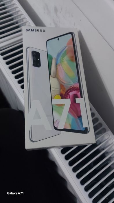 Samsung A71 bir qo'l tutilgan