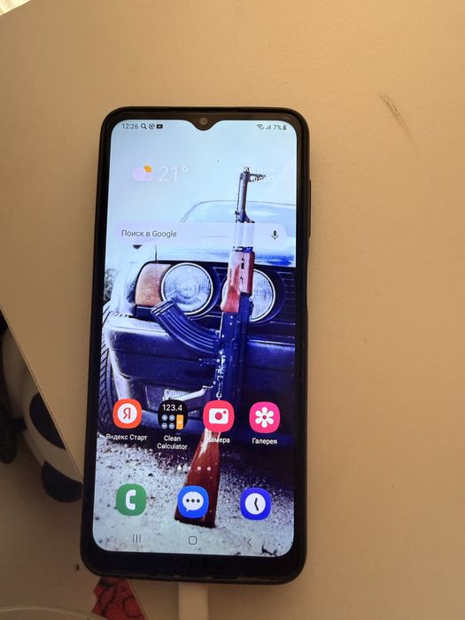 Продам телефон срочно