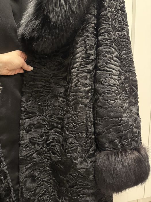 Haină din blană naturală astrakhan cu vulpe