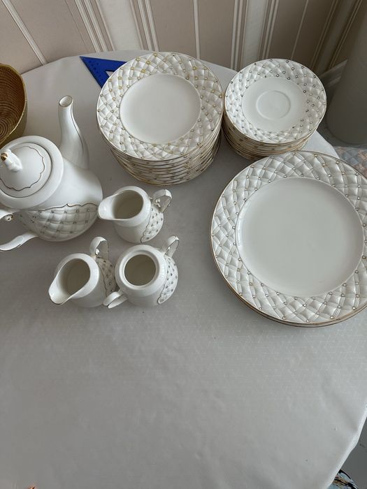 Чайно-столовый сервиз белый со стразами