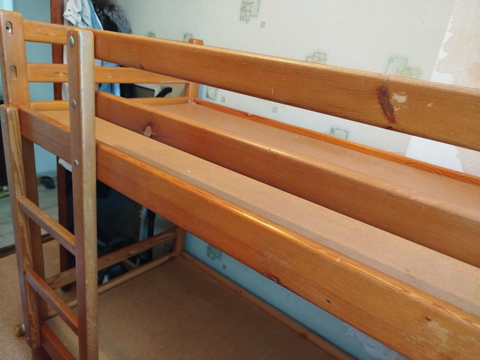 Продам двухэтажную кровать из массива дерева