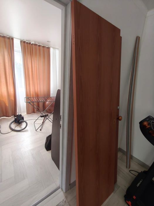 Продам 2 двери,в туалет и душ,недорого