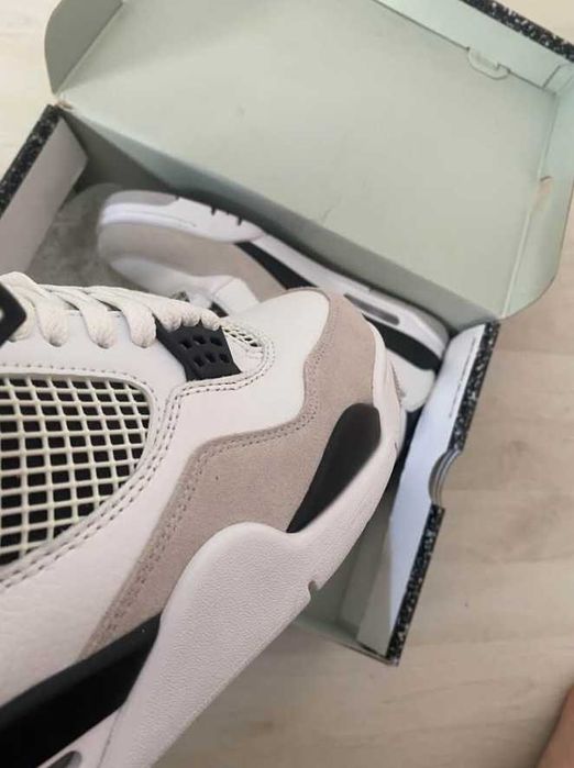 * NOU* Jordan 4 Military Black