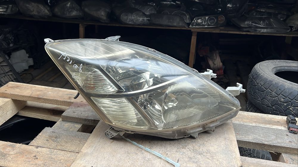 Фара Тойота исис фара Toyota Isis ALDI MART