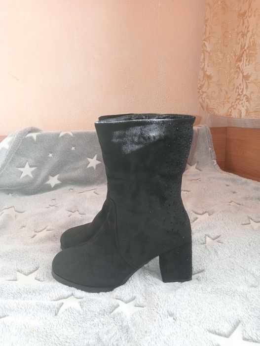 Продам замшевые сапоги