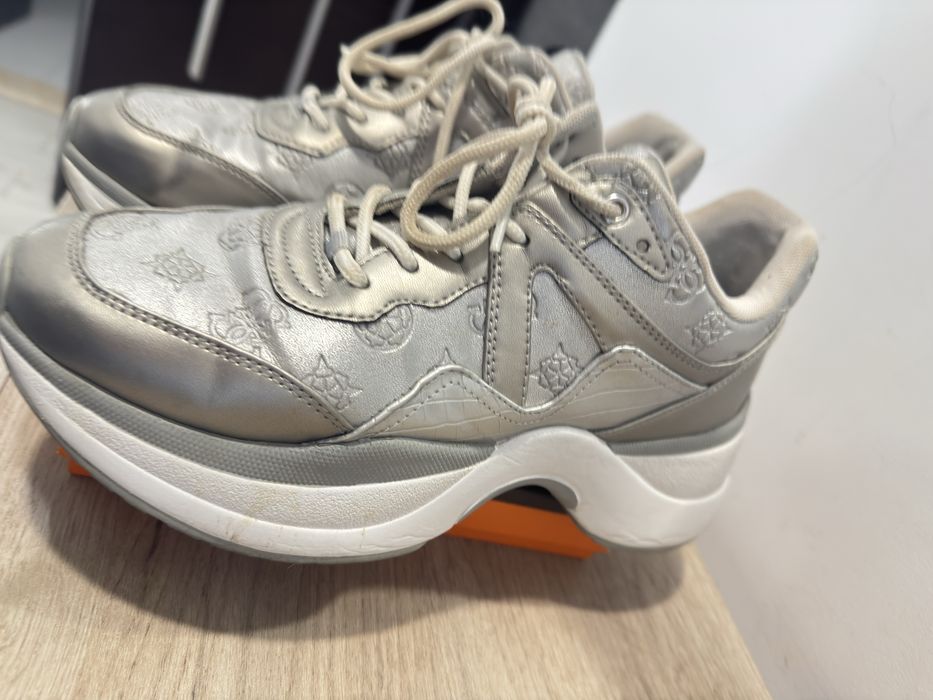 Сребърни кецове Guess . Направете визията си уникална!