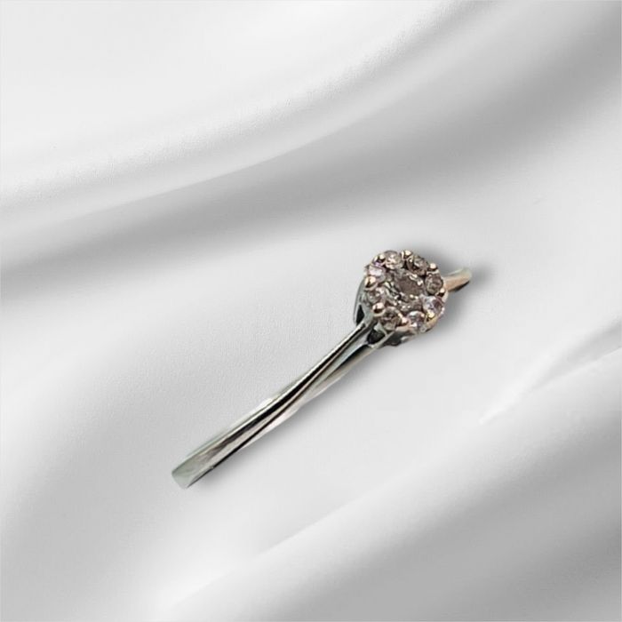 Златен годежен пръстен с диамант