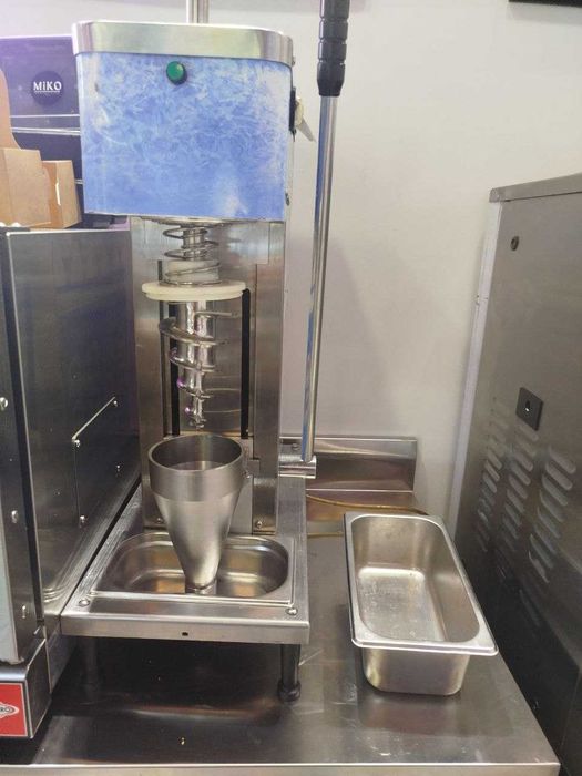 Muzqaymoq mikseri, морожно ва меваларни аралаштириб беради.