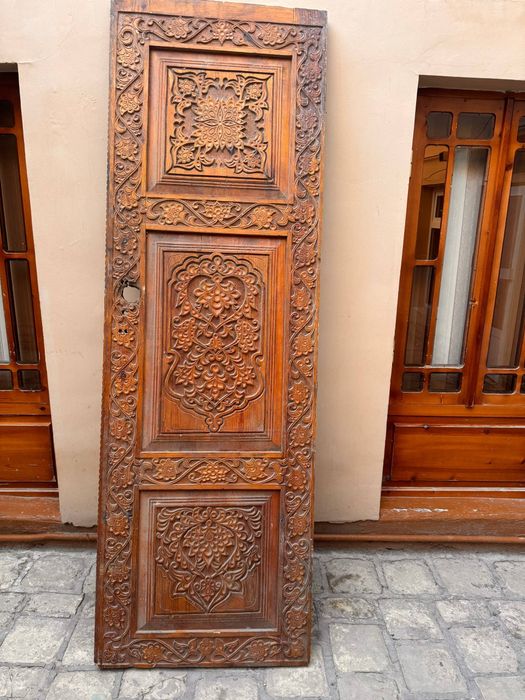Qadimiy eshiklar sotiladi yaxshi xolatda razmer 2.25 x 70m2