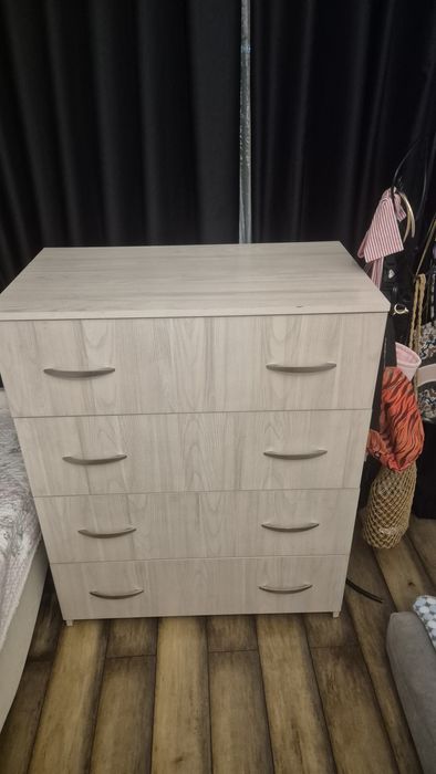 Камод. Тумбочка с выдвижными полками