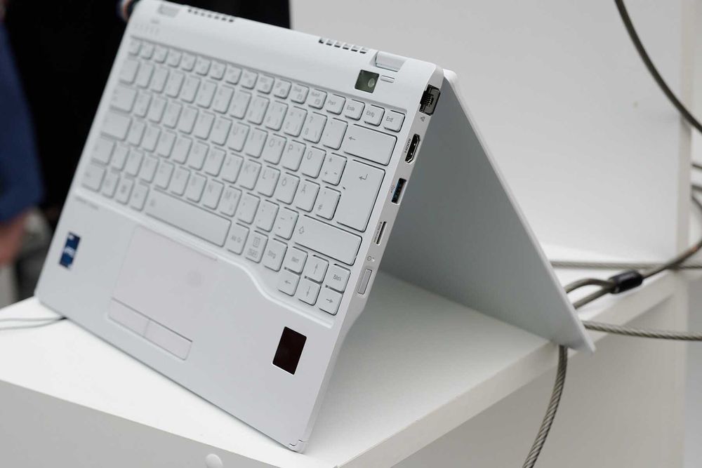 UltraBook Fujitsu U9313X Intel I5 1350P Touch Pliabil 32GB DDR5 512GB