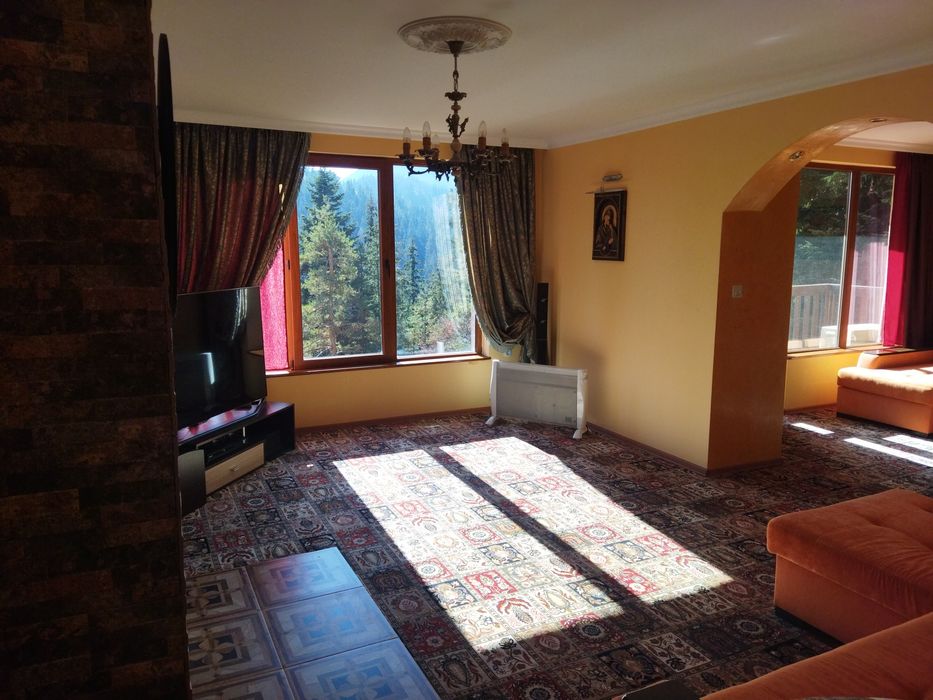 Продава тристаен апартамент в топ центъра на Пампорово