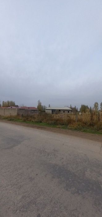 Uy sotiladi Roxat postidan 25 km 10 xonaliy uy gaz svet bor 1