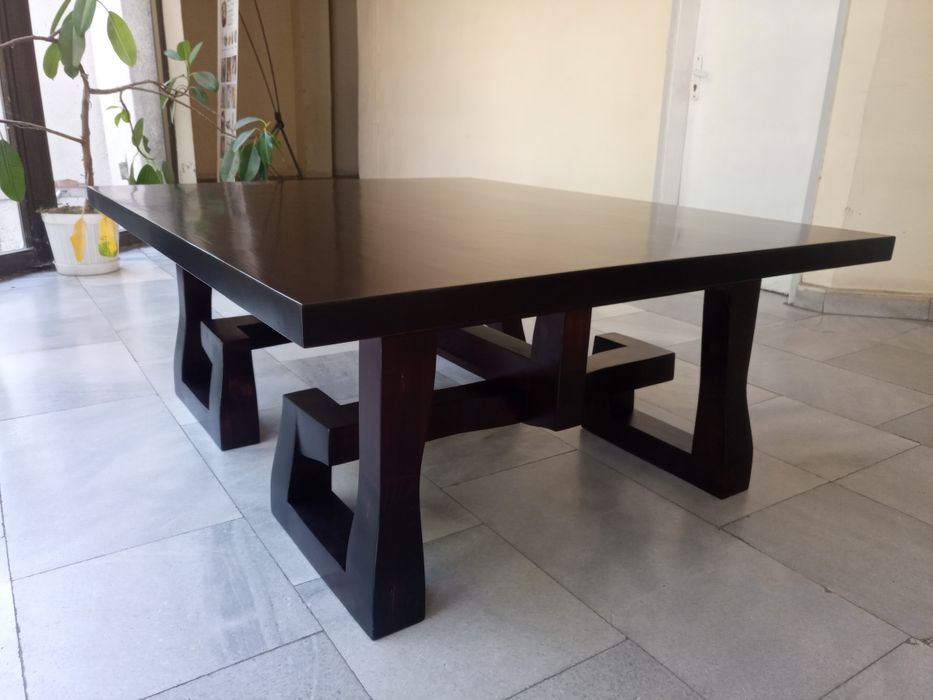 Дизайнерска маса от масив