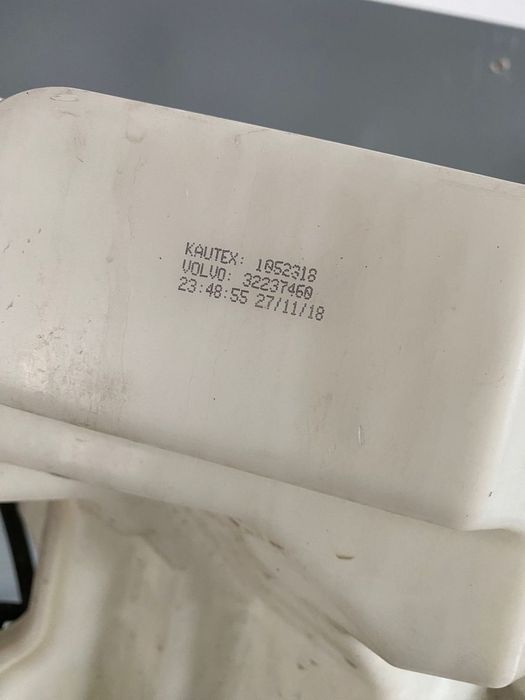 Vas spalator cu pompita si furtune VOLVO XC40 2019 32237459 32237460