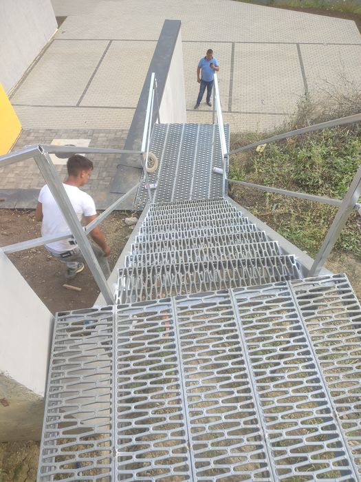 Vindem scări zincate la cerere