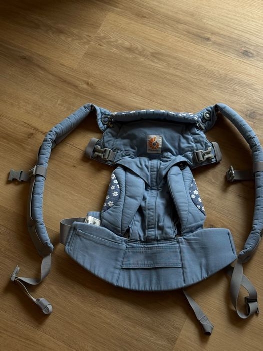 Marsupiu ErgoBaby Omni 360 Blue Daisies