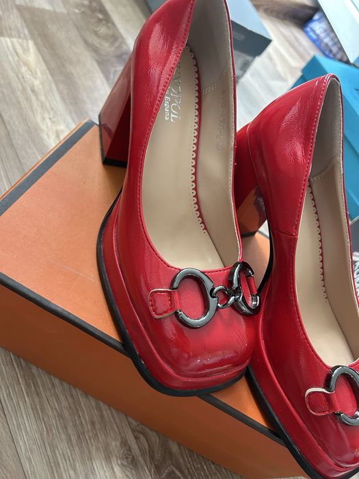 Обувь носились 2-3 раза