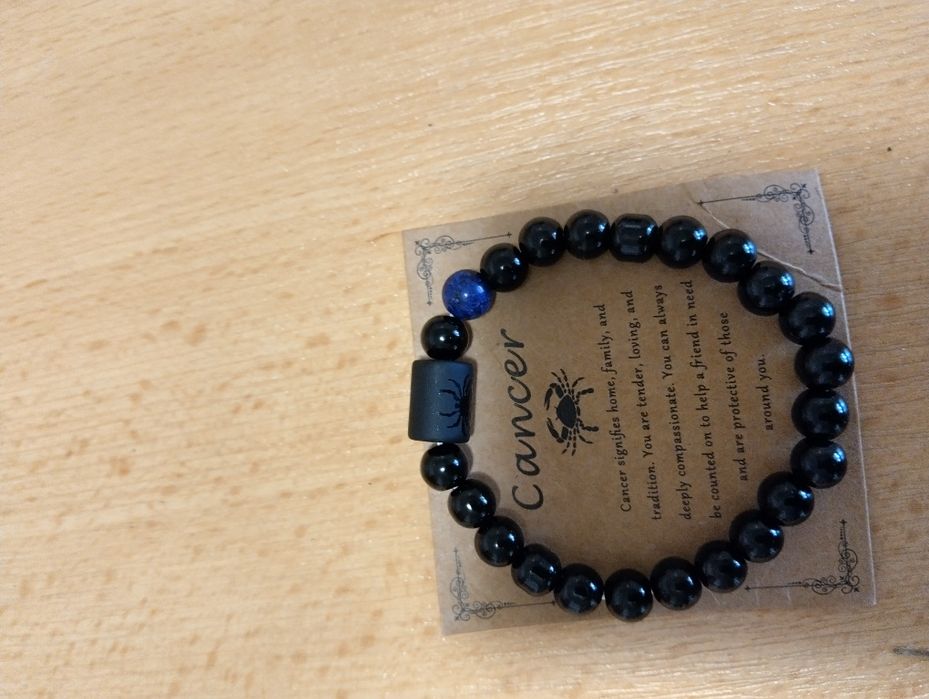 Стилен мъжки часовник с метална каишка.