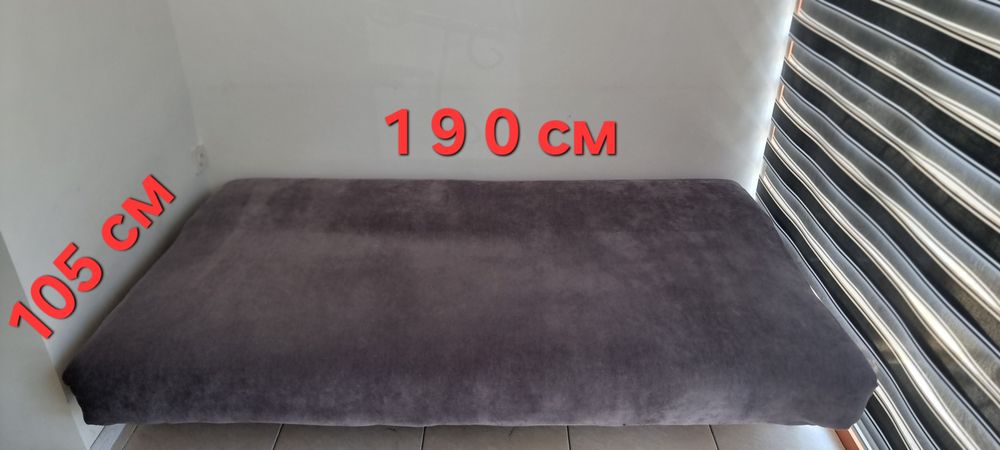 Диван покиза холатда офисда турган