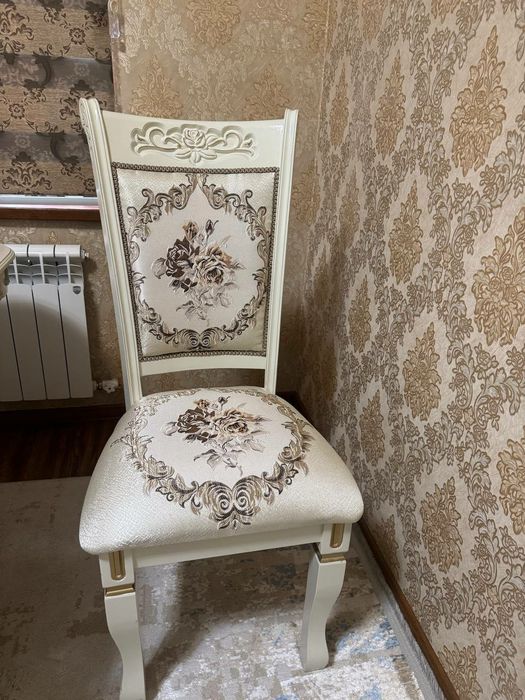 Продаётся стол с стульями