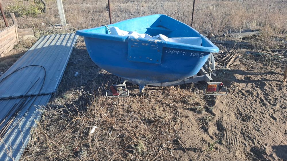 Лодка с прицепом и мотором