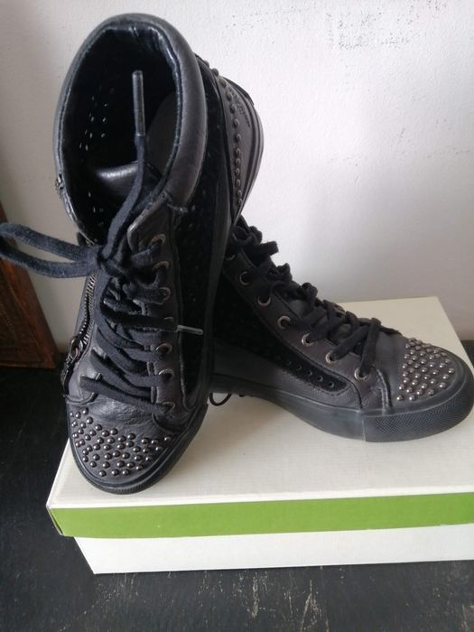 Сникърси GUESS,  естествена