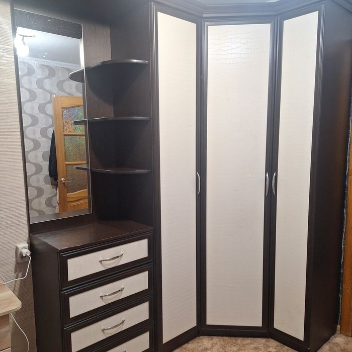 Срочно продам угловой шкаф