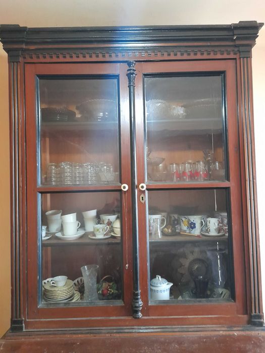 Античен бюфет висок около 2 метра