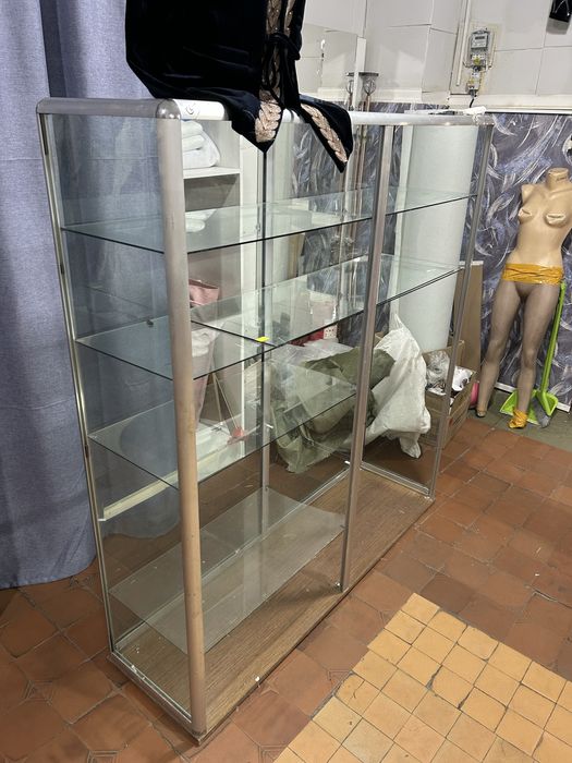 Стеклянный шкаф