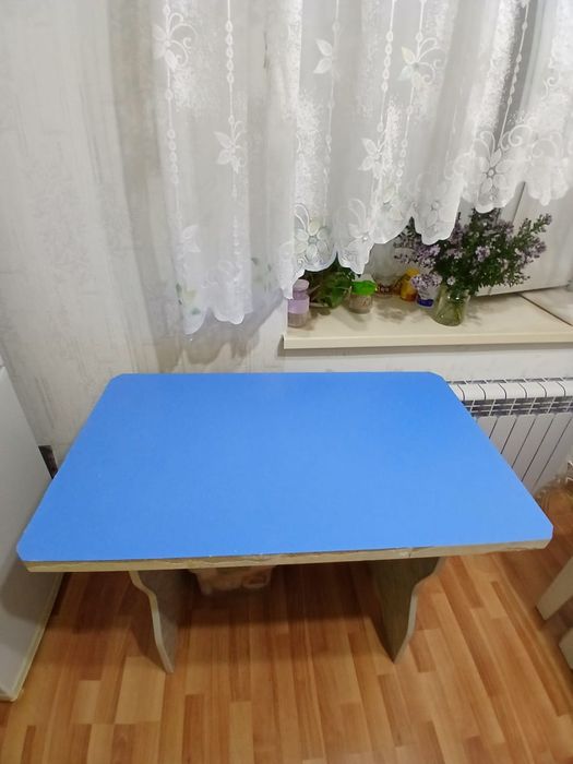 Продам стол кухонный,размеры 1*60  Район КШТ