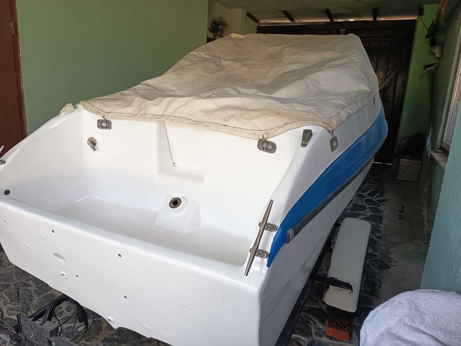 Лодка ELAN Gliser GT402 с колесар