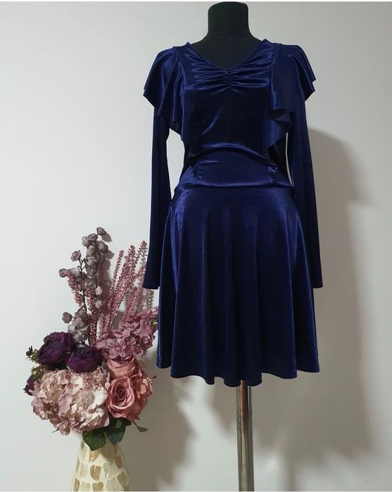 Rochie catifea bleumarin,model clos, mas. M,volănașe în zona bustului