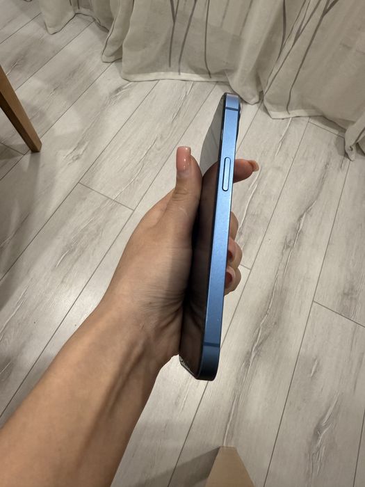 Продам Iphone 13