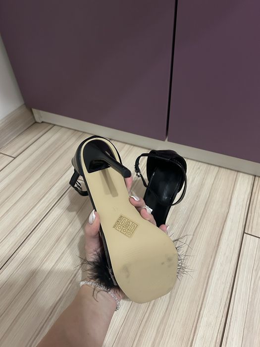 Черни токчета с пух