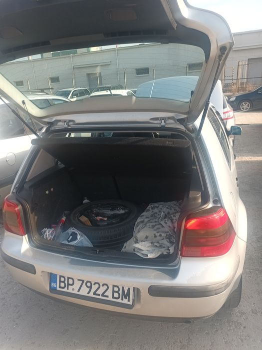 Продава се голф 4