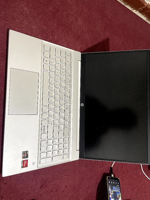 NOUTBUK HP PAVILION ryzen 5 radion videokartali operativka 8 ssd 256GB